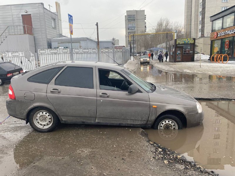 Вместе со снегом в Ульяновске растаял асфальт: потепление преподнесло сюрприз водителям