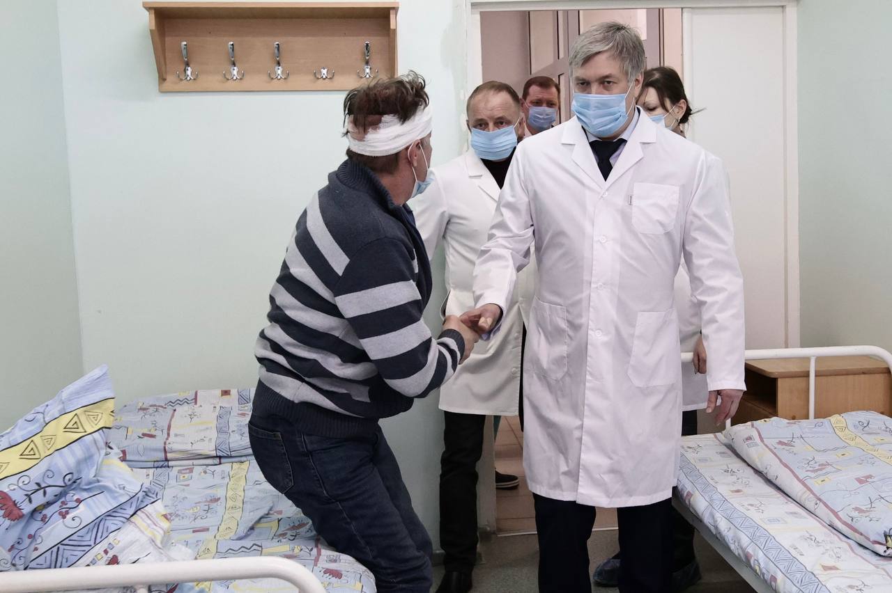 Губернатор Русских навестил пострадавших работников «Авиастара» в больнице