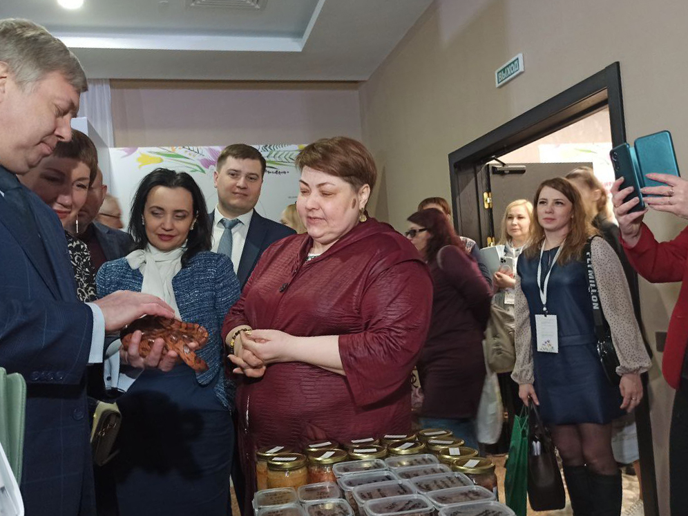 Русских приехал на форум деловых женщин: поел сыра и погладил змею