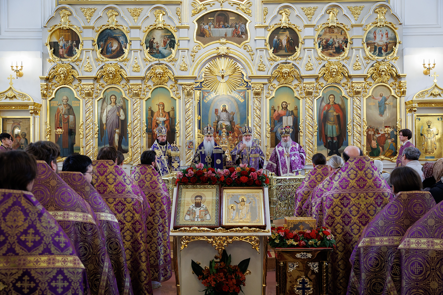 В Спасо-Вознесенский собор принесли ковчег с мощами святителя Иоанна Златоуста