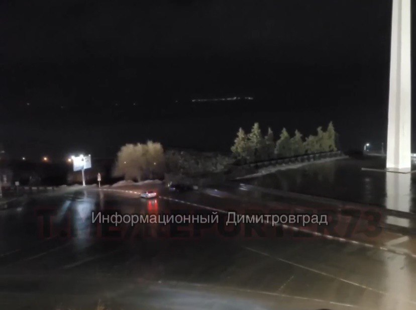 Автомобиль въехал в памятник у обелиска в центре Ульяновска
