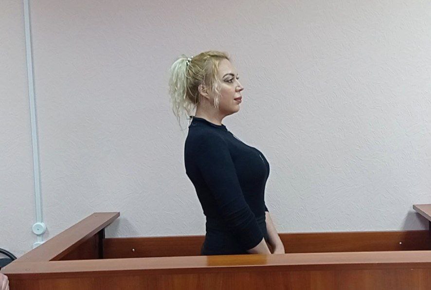 Ульяновская турагент показала средний палец в ответ на приговор суда