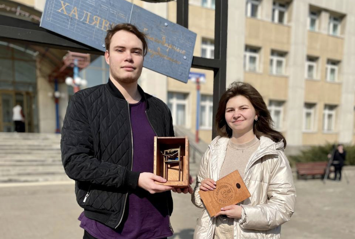 Студенты УлГУ подарили вице-премьеру Чернышенко халяву