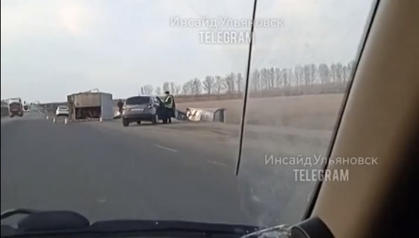 Под Ульяновском столкнулись два грузовика, один вылетел в кювет