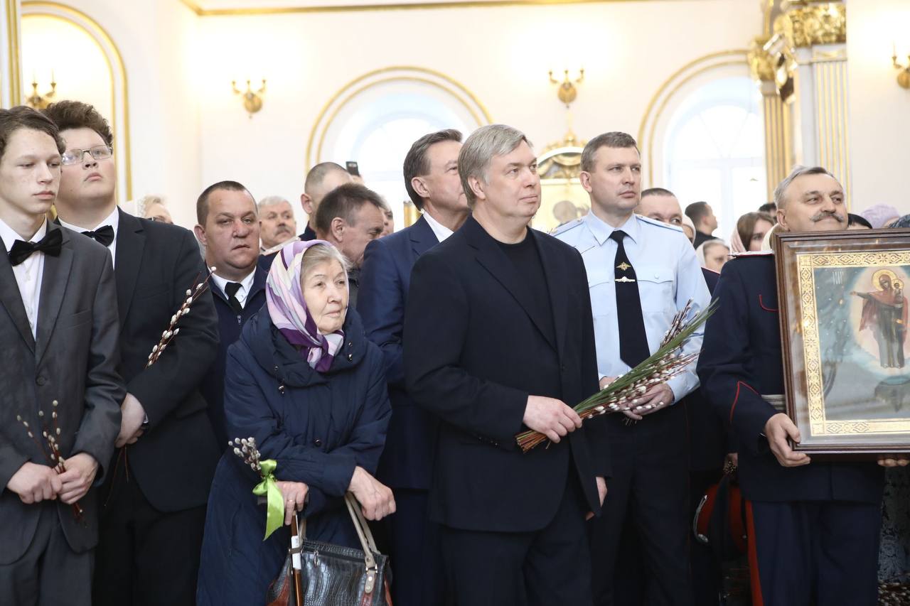 Губернатор Русских освятил вербу в Спасо-Вознесенском кафедральном соборе