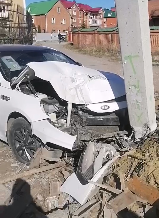 В центре Ульяновска водитель протаранил столб и сбежал