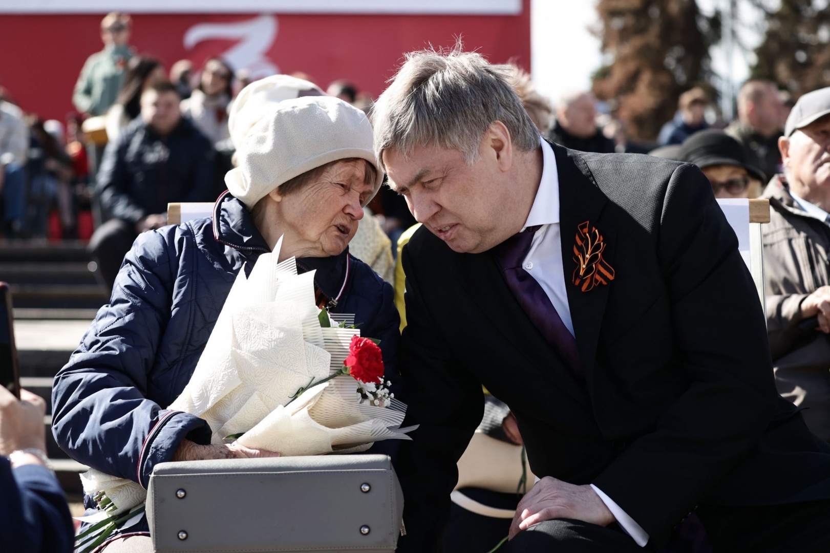 «Гордость и боль»: Губернатор Русских во время парада пообщался с узницей фашистского концлагеря