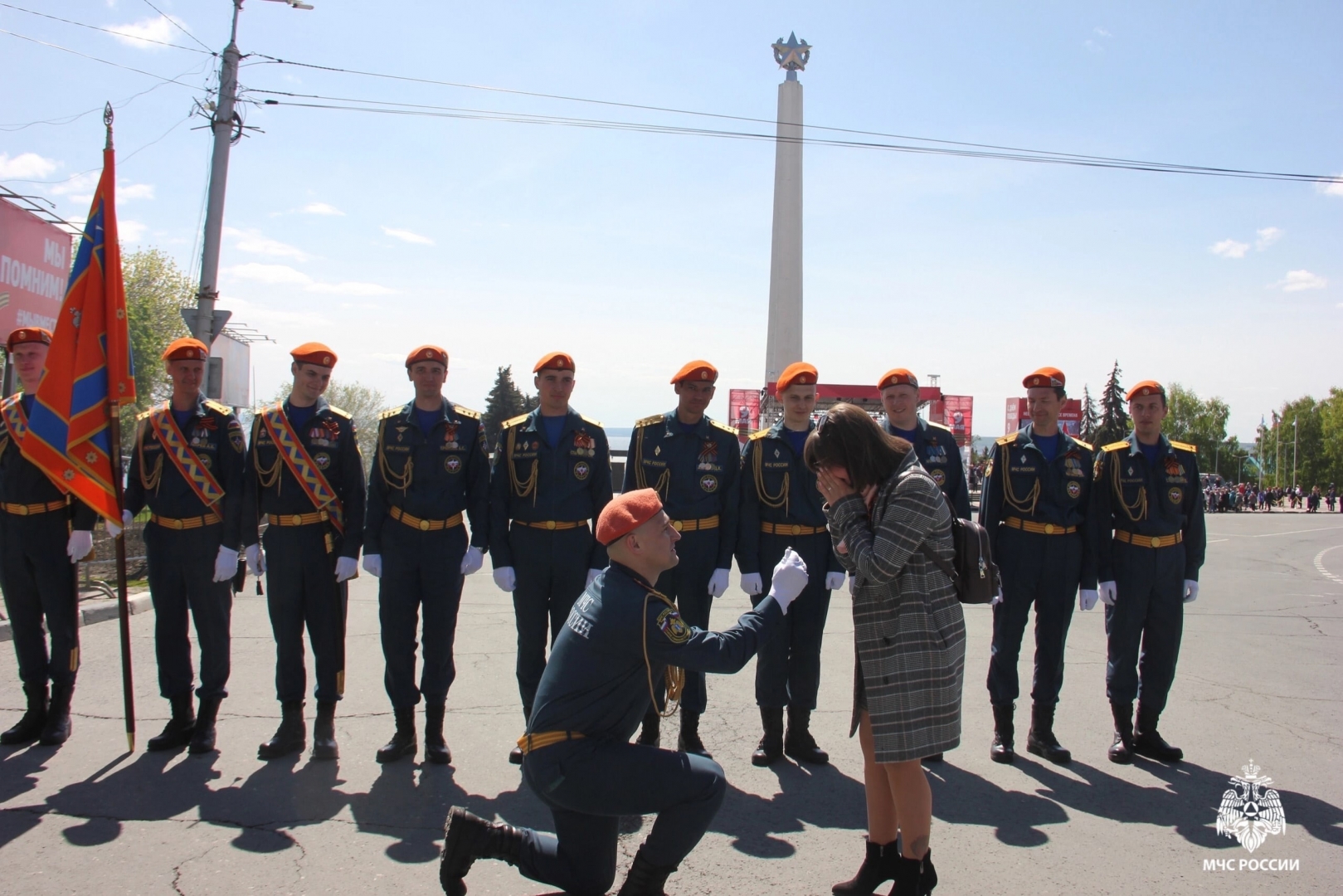 Ульяновский сотрудник МЧС на Параде Победы сделал предложение своей невесте