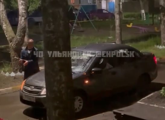 На Кузоватовской пассажиры напали на таксиста и расколотили его машину