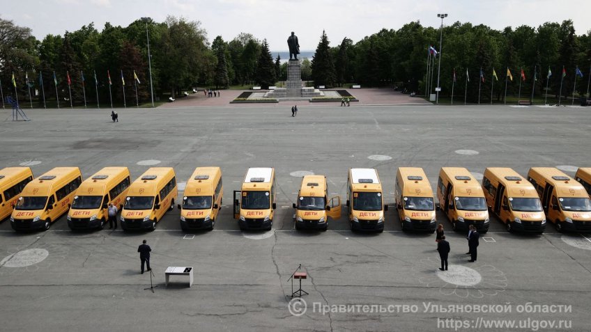 Русских передал 18 новеньких автобусов директорам сельских школ