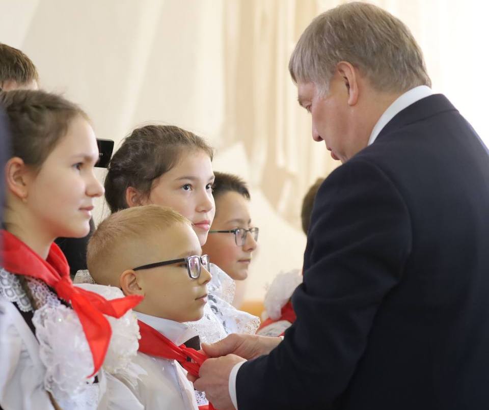 В Ульяновске губернатор Русских принял школьников в пионеры