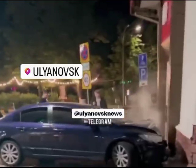 Водитель «Хонды» врезался в магазин в центре Ульяновска