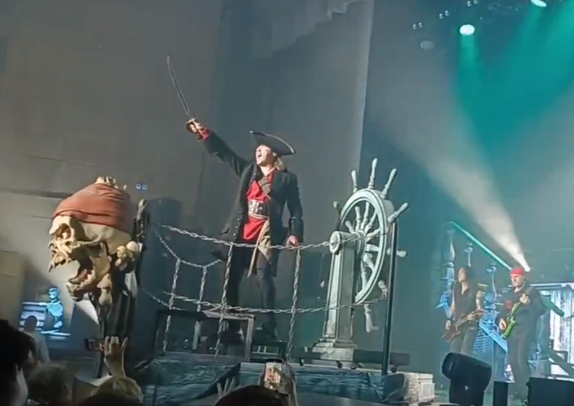 Полет над зрителями и таинственный гость: в Ульяновске пришвартовался пиратский корабль рок-группы «Ария»
