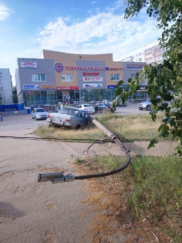В Новом городе малолетки на «Москвиче» снесли столб