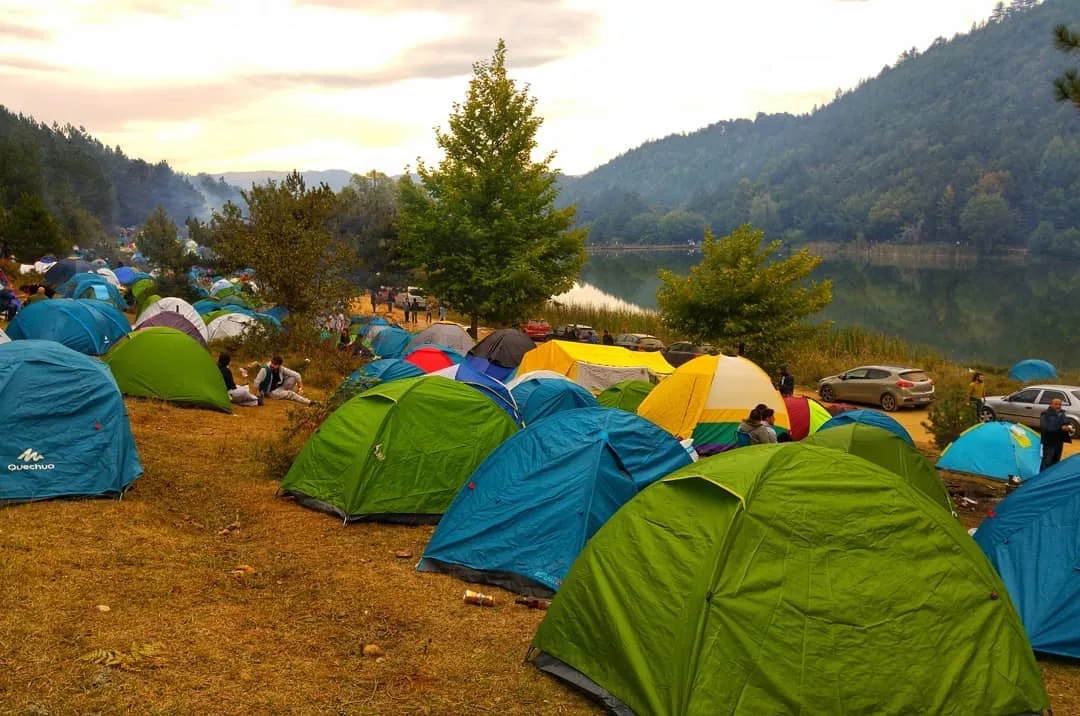 Doing camping. Палаточный лагерь. Река Юрюзань палаточный лагерь. Палаточный лагерь река Умба. Туристический фестиваль.