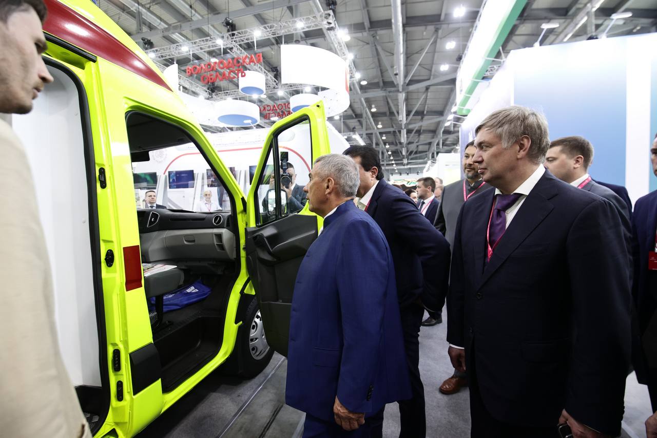 Русских подарил Минниханову «буханку» и задумал выпуск нового автомобиля