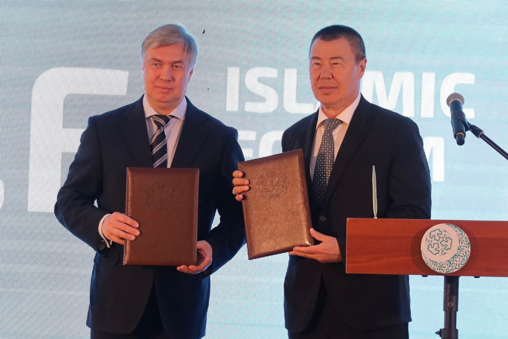 Алексей Русских подписал соглашение с Международной ассоциацией исламского бизнеса
