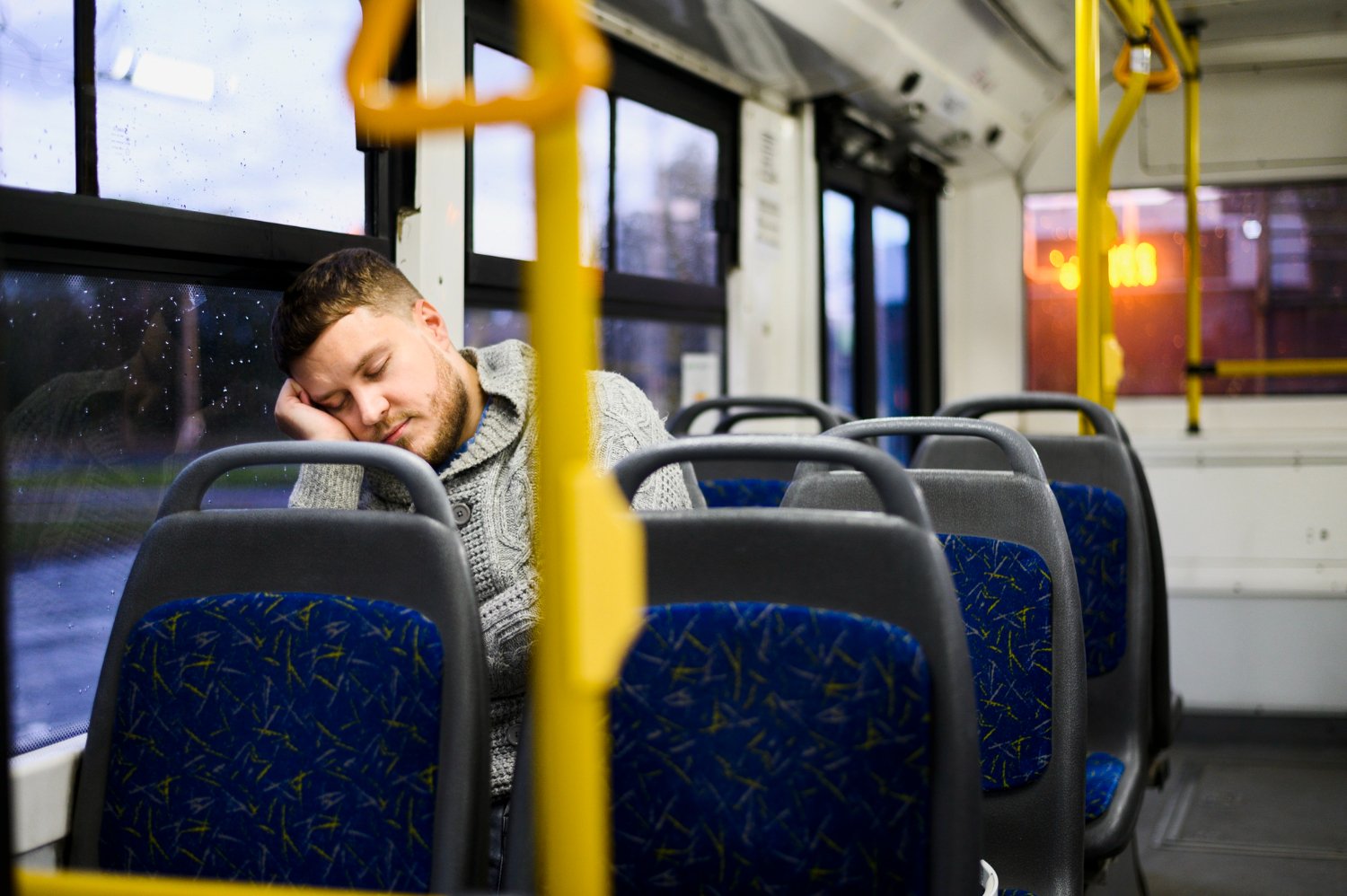 Спит в автобусе