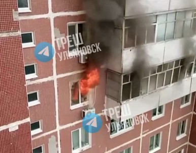 На Рябикова полыхает квартира, работают пожарные