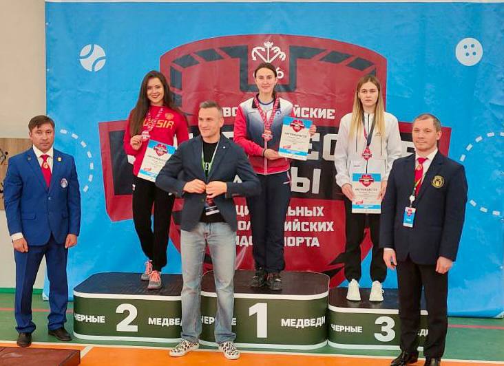 Студентка УлГУ привезла золотую медаль с соревнований по гиревому спорту из Питера