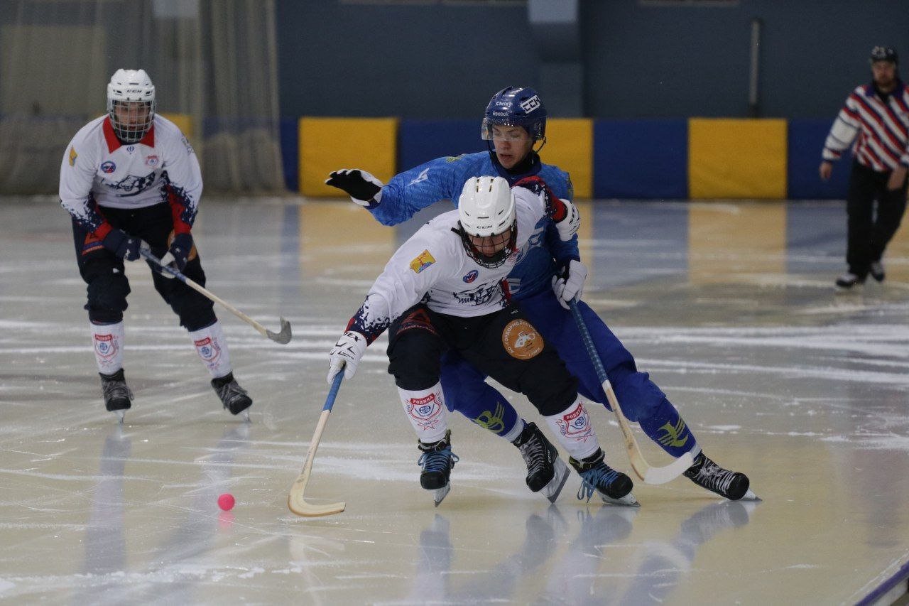 «Волга» побеждает и теряет хоккеиста
