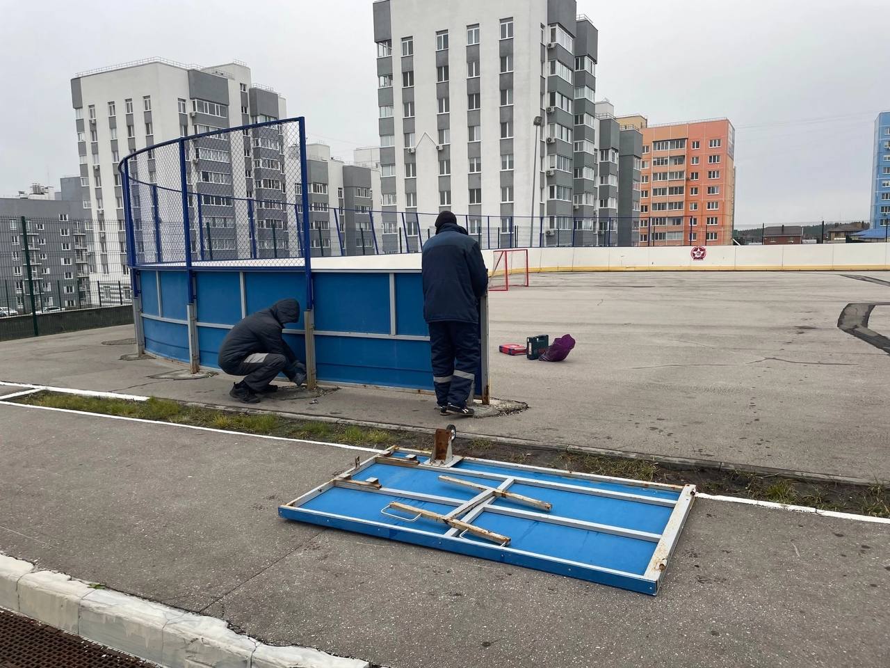 В Ульяновске начали готовить к зиме хоккейные площадки