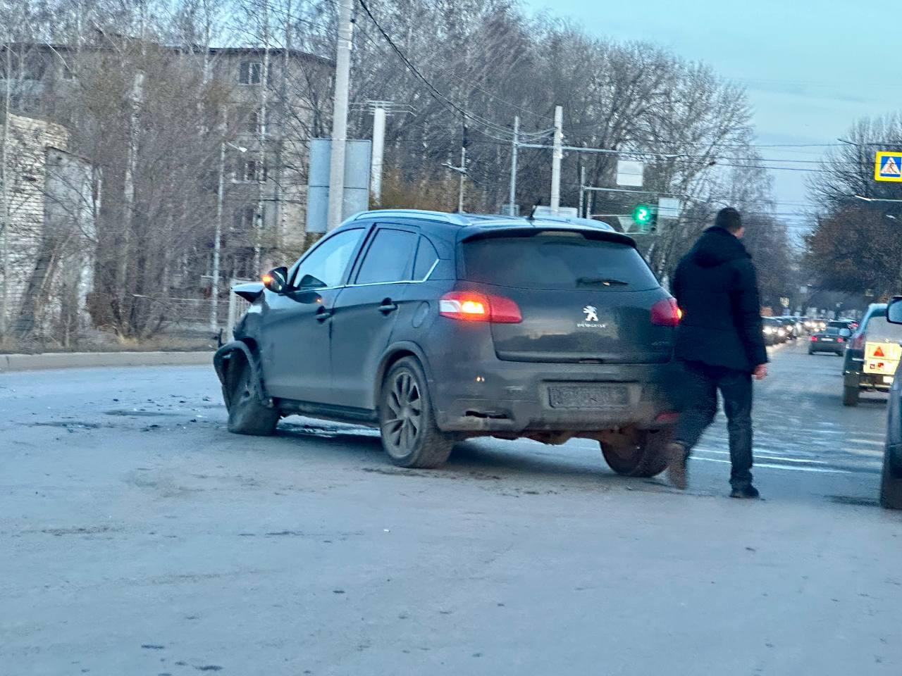 ДТП в Засвияжье: разбитую машину увез эвакуатор / Новостной портал  Ульяновска / 73online.ru