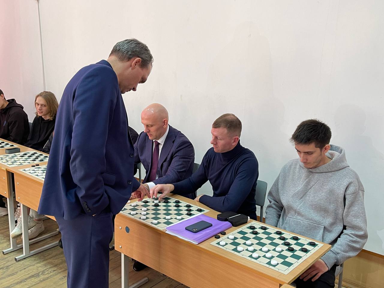 Гроссмейстер по шашкам пробился через оборону Егорова, Скобелина и Безручкина
