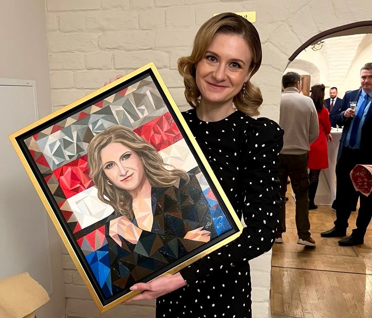 Светский художник из Ульяновска подарил портрет депутату госдумы Бутинов в честь ее дня рождения