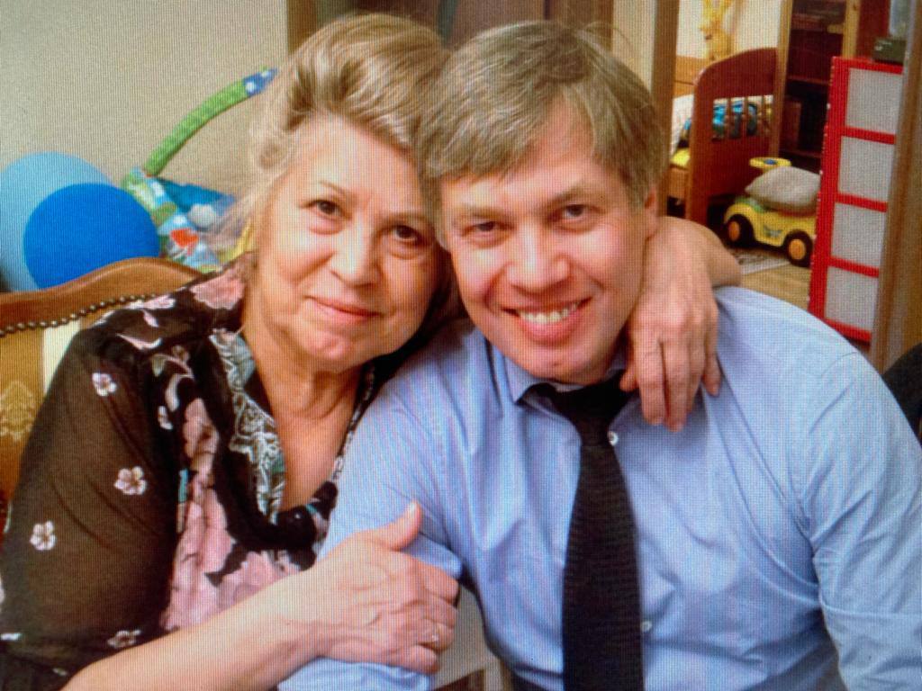 Губернатор Русских в День матери опубликовал фото со своей мамой