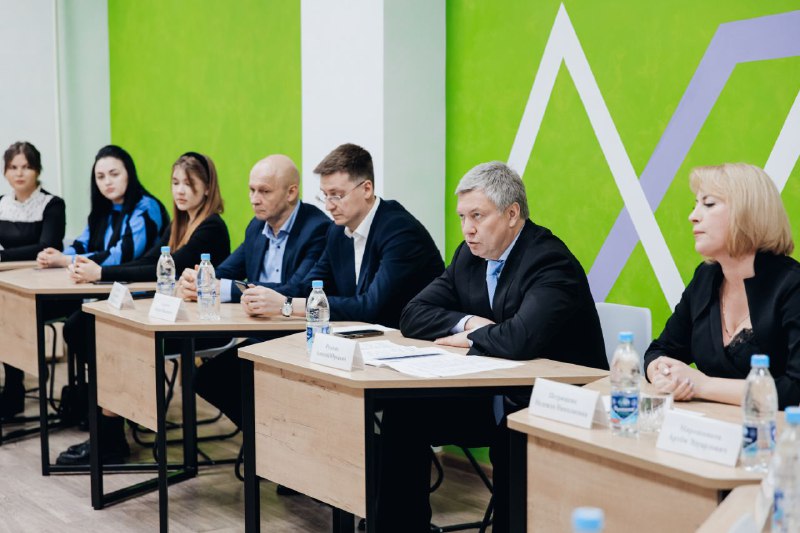 Губернатор Алексей Русских принял участие в просветительской акции «Прогулка со Знанием»