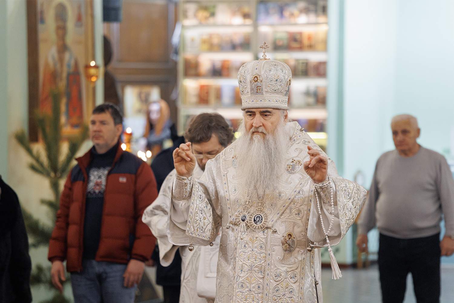 Митрополит Лонгин провёл Рождественские богослужения в храме Ульяновска