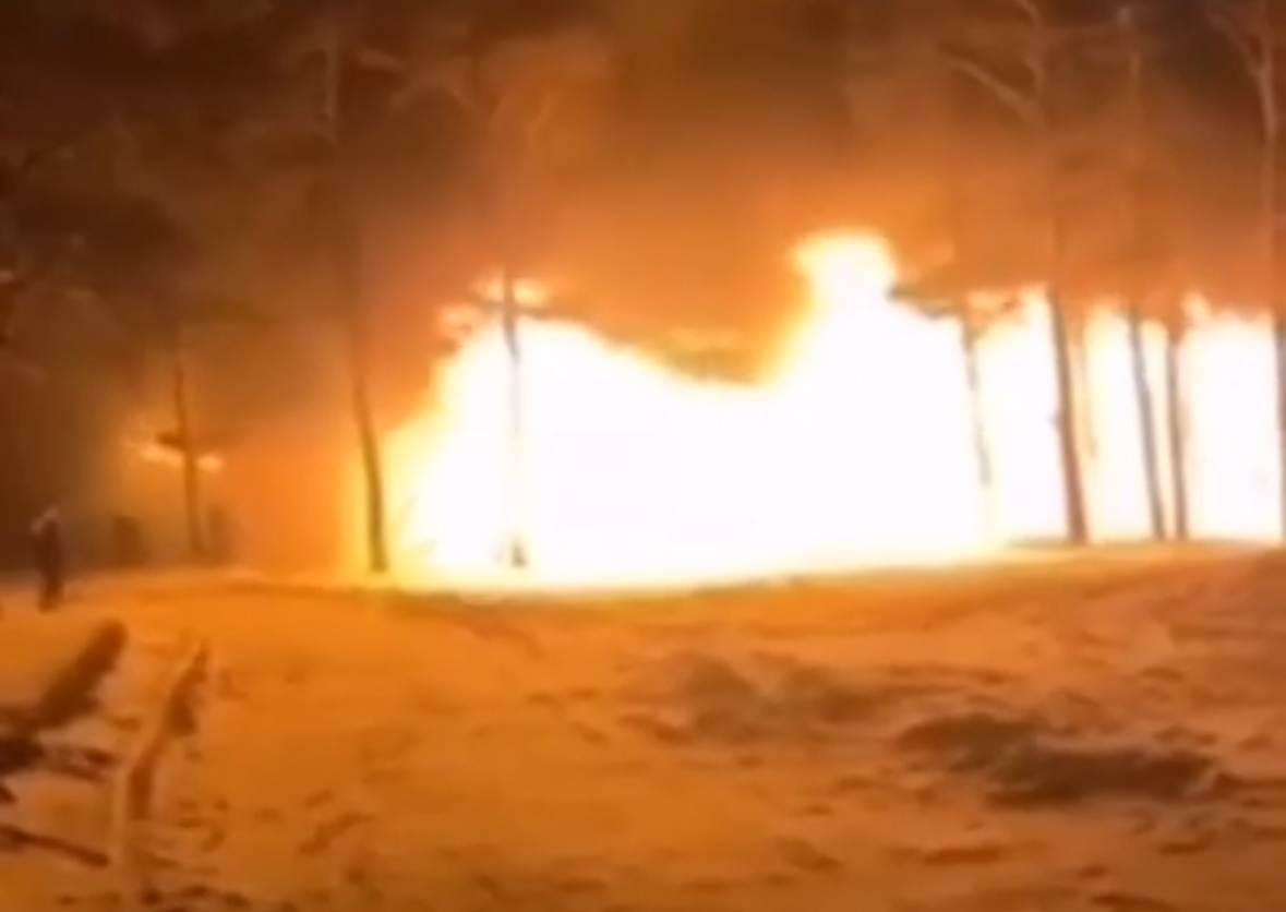 МЧС о ночном пожаре в «Архангельской слободе»: сгорели беседки, пострадавших нет