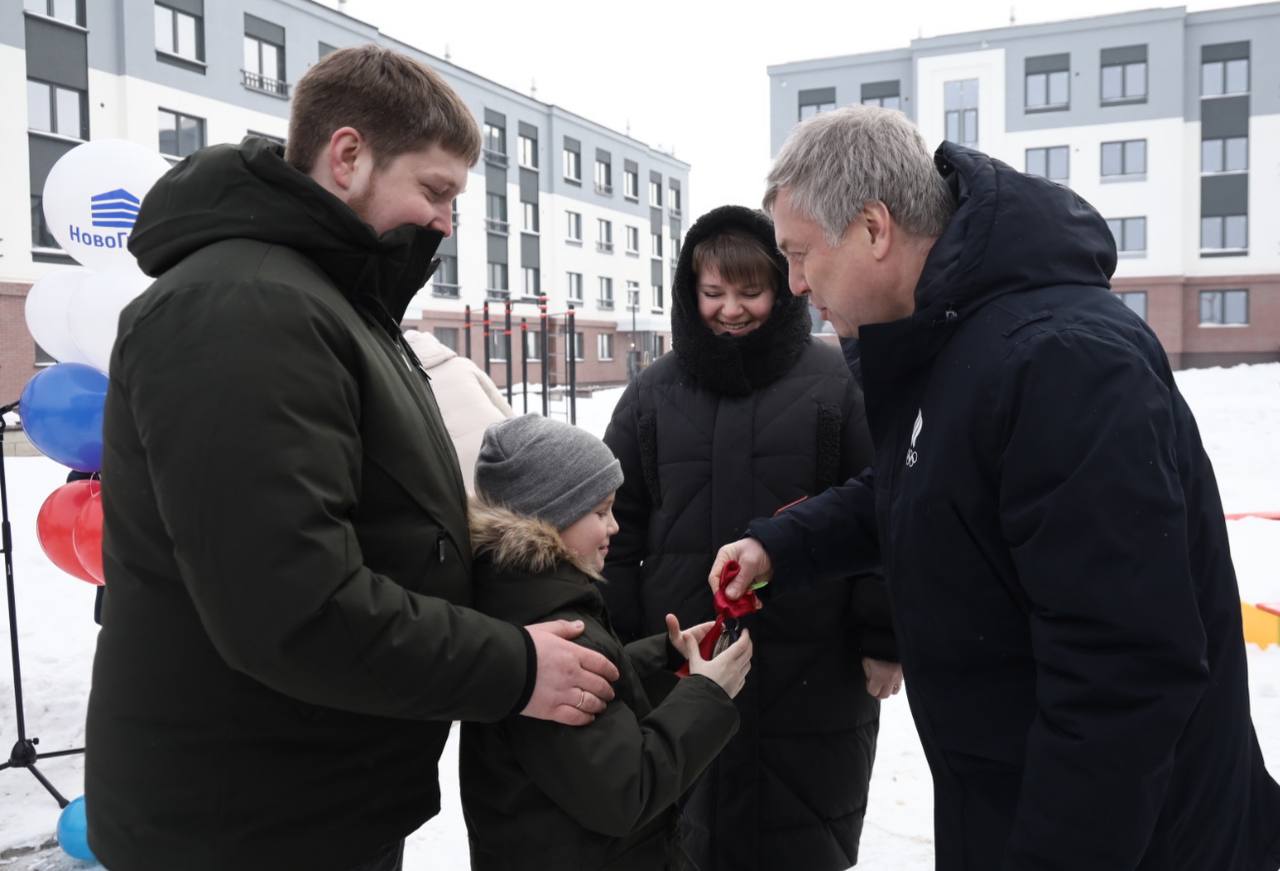 Губернатор Русских вручил ключи от новых квартир жителям Новоспасского района