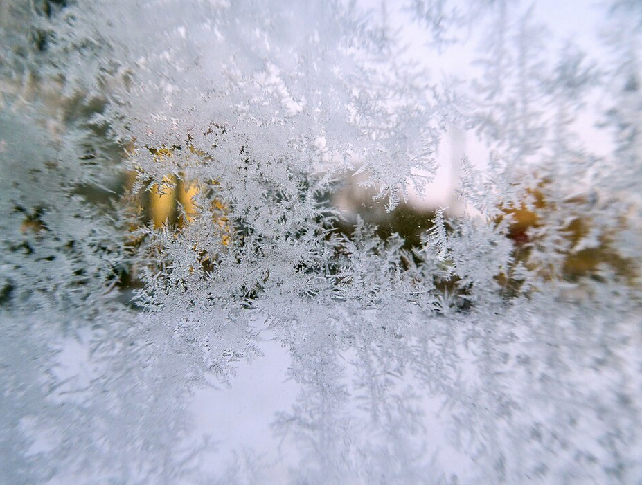 Налетели метели. Штормовое предупреждение снег. Снег в Краснодаре. Гололед Кубань. Фото заморозки на окне для фотошопа.