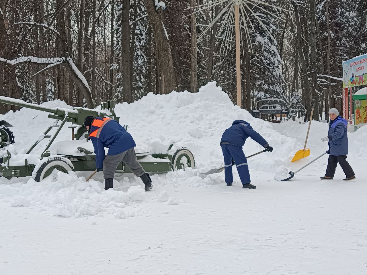 Парк Победы к выходным расчистили от снежных завалов
