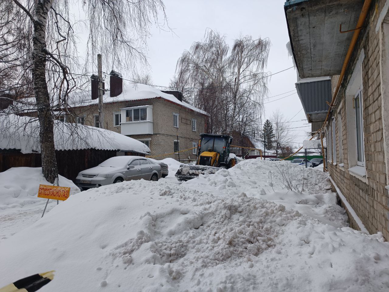 Трактор свернул газовую трубу пятиэтажки на улице Ватутина в Ульяновске /  Новостной портал Ульяновска / 73online.ru