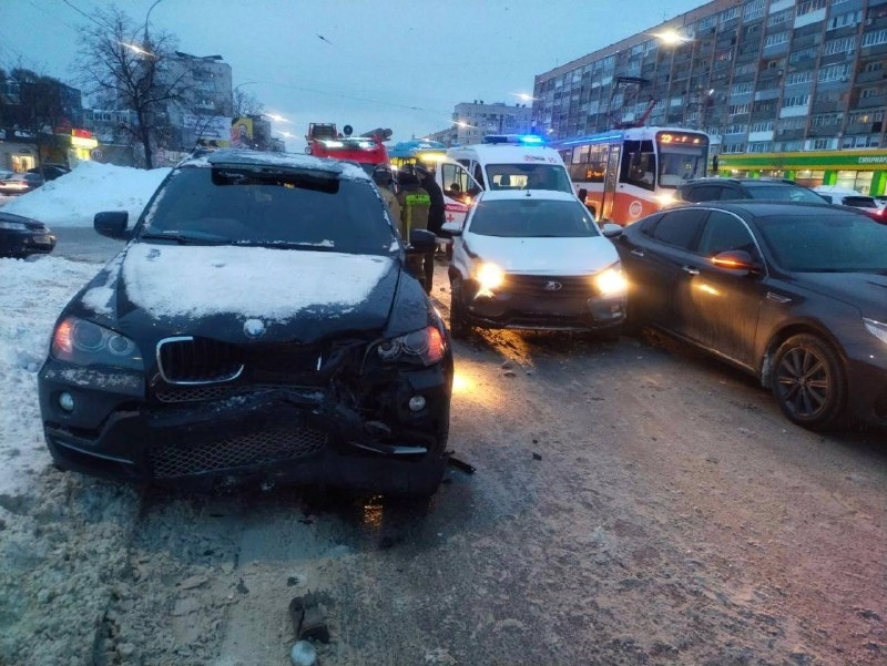 В центре Ульяновска столкнулись несколько автомобилей