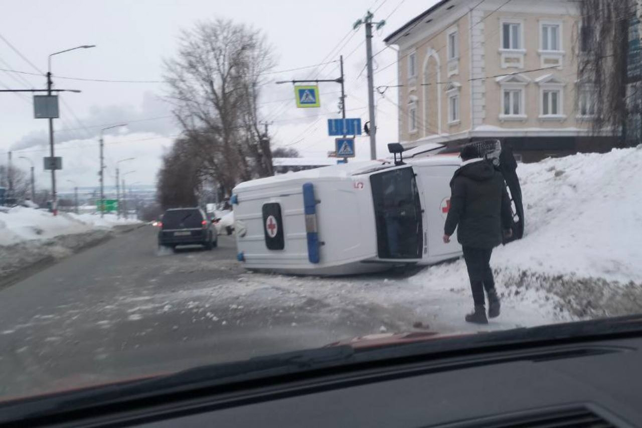 На севере Ульяновска машина скорой помощи опрокинулась на бок / Новостной  портал Ульяновска / 73online.ru