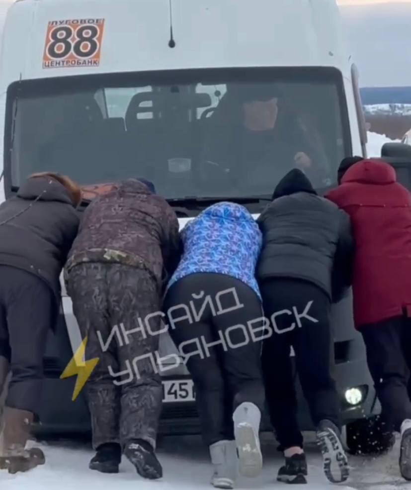 Ульяновские пассажиры толкали застрявший в снегу микроавтобус