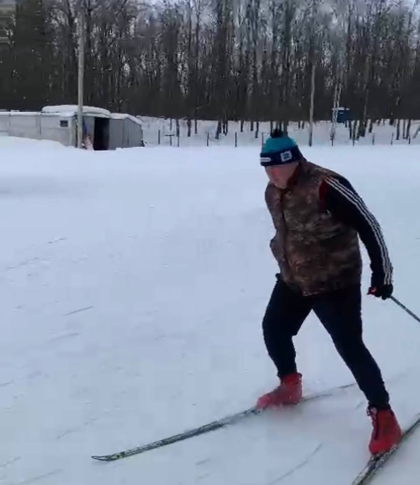 «Занимайтесь спортом!»: мэр Болдакин вдохновился зимним лесом, катаясь на лыжах