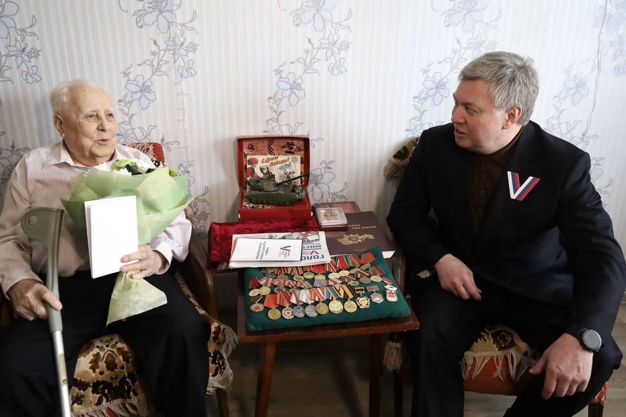 Русских навестил ветерана ВОВ и поздравил с Днём защитника Отечества