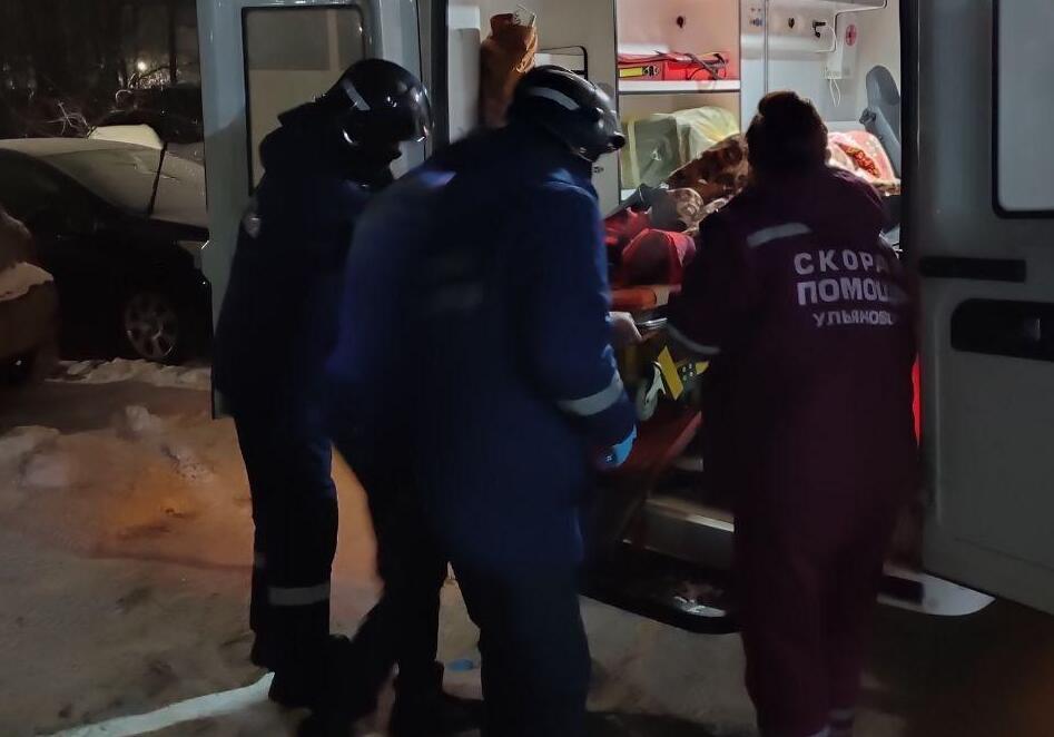 Ульяновские спасатели вызволили пенсионерку из квартиры и отправили в больницу