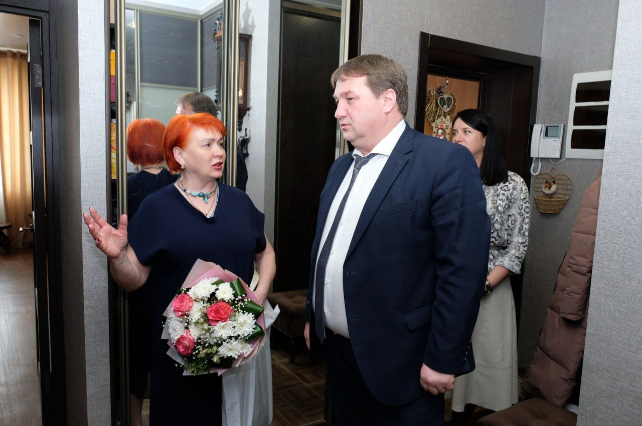 Глава города Болдакин поздравил с 8 марта маму участника СВО