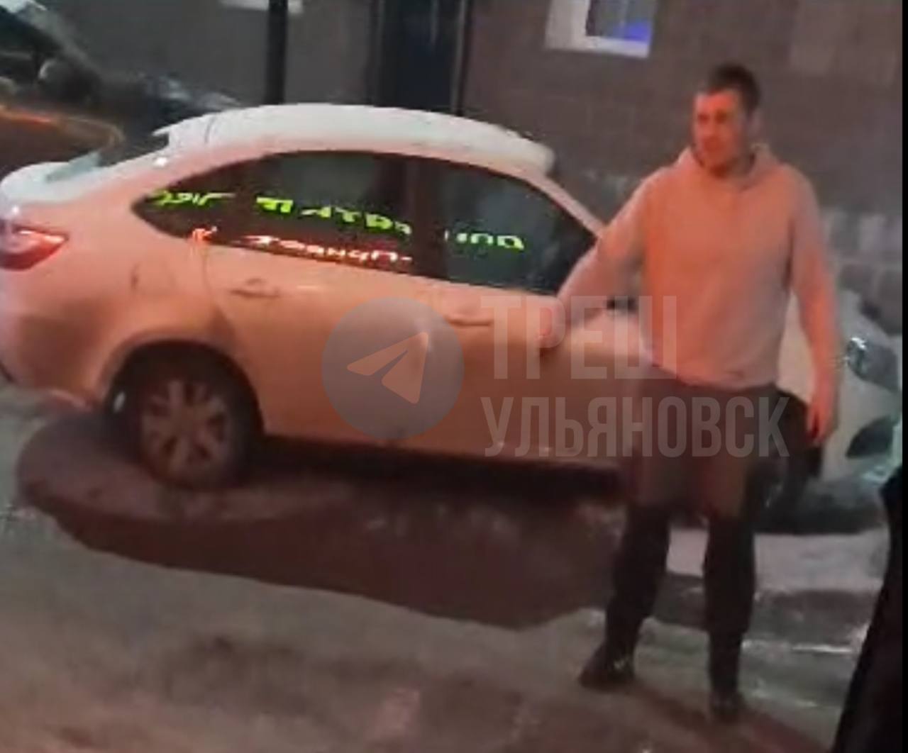 У ульяновского бара на парня напал мужчина с ножом