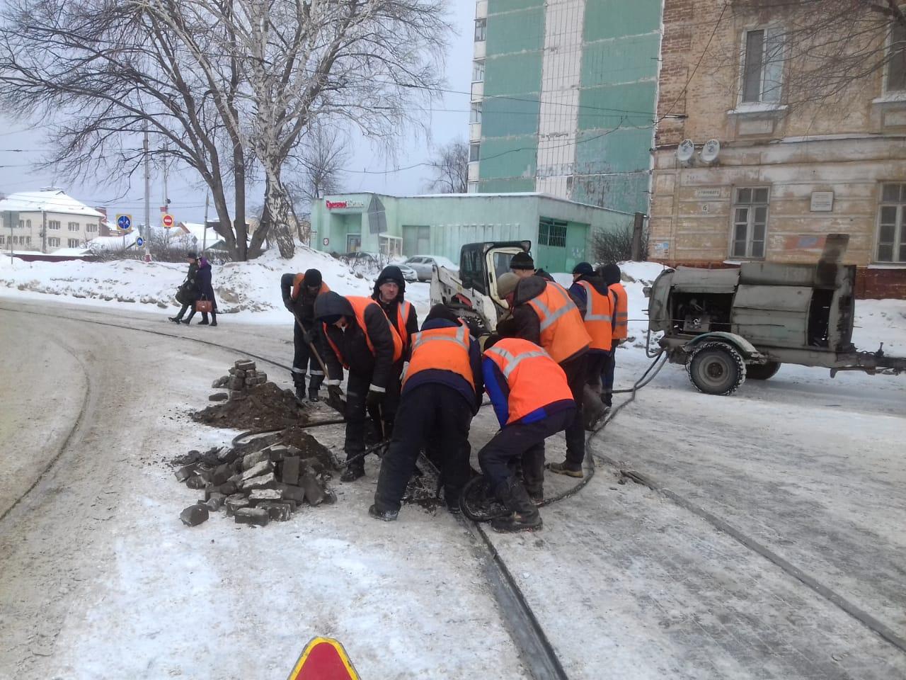На Тухачевского из-за ремонта путей встали трамваи