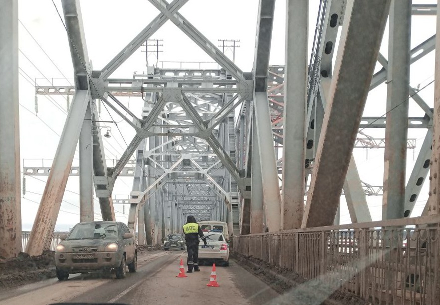 Водители не могут проехать Императорский мост из-за ремонта шва