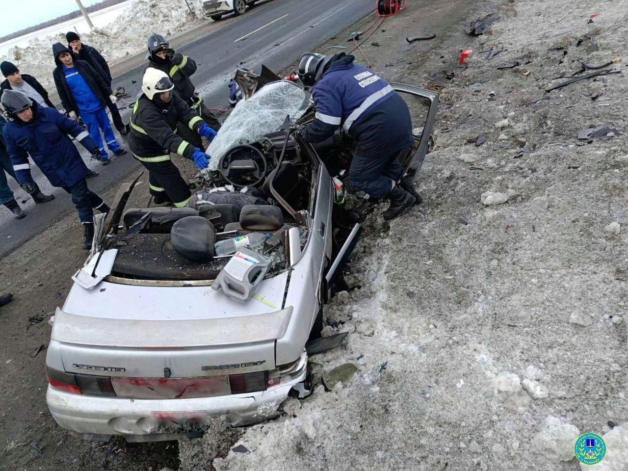 Мёртвого водителя вынимали из расплющенной машины: опубликованы жуткие кадры с места ДТП в Лаишевке