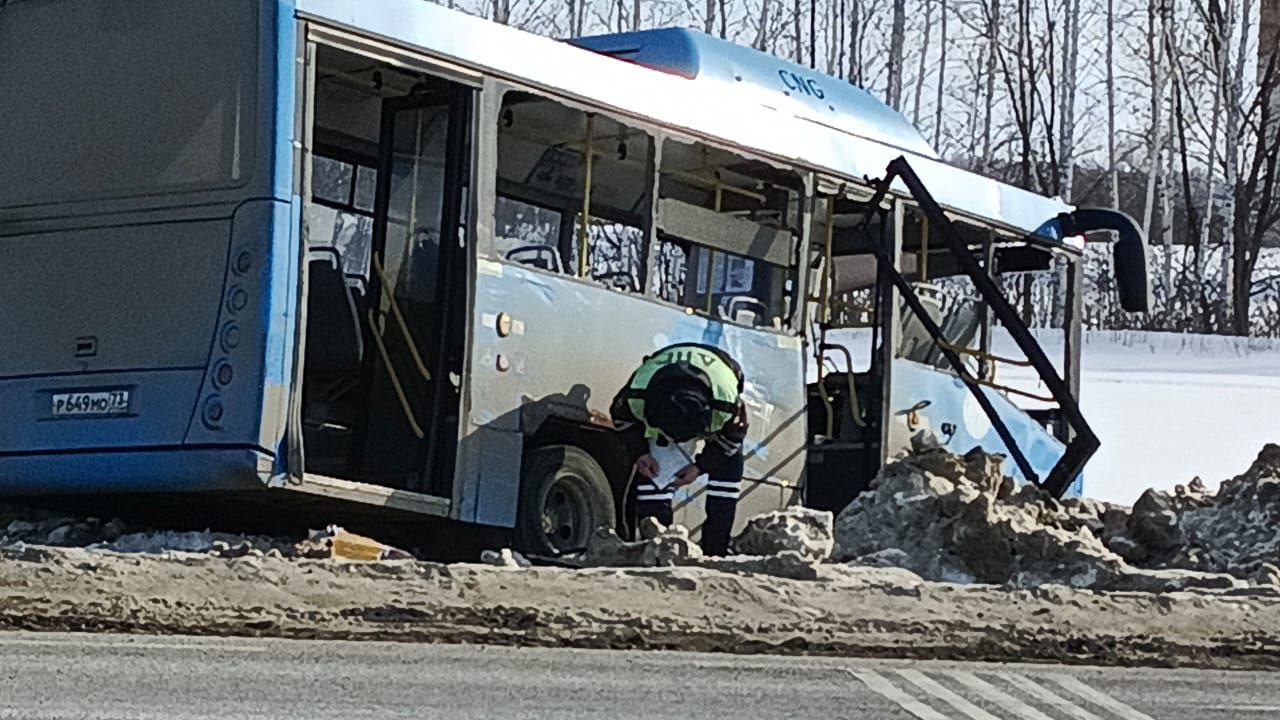 В ДТП с автобусом пострадало десять человек, трое из них — дети