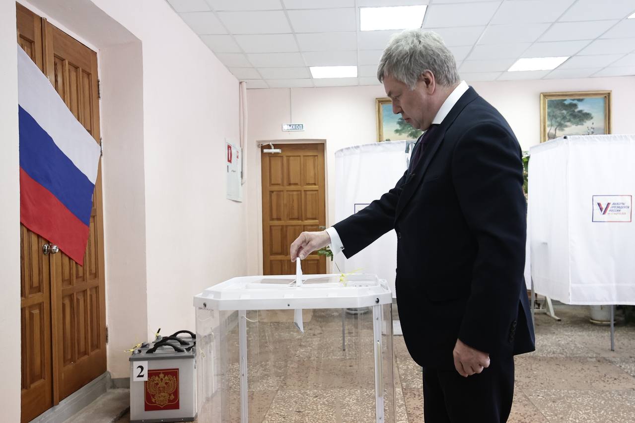 Губернатор Алексей Русских проголосовал в Карлинском